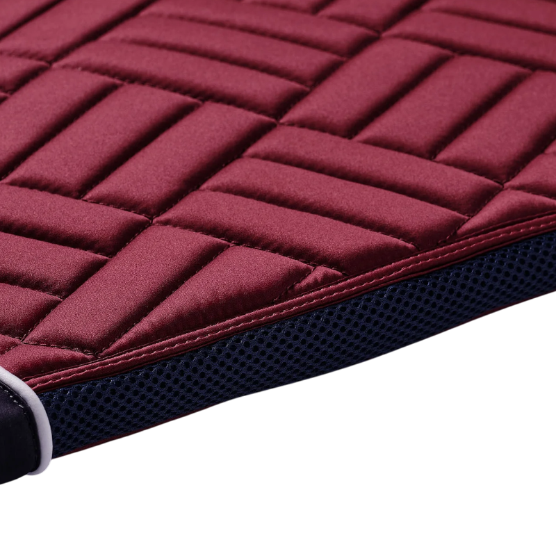 Equestrian Stockholm - Tapis de dressage Modern Luxe rouge foncé | - Ohlala