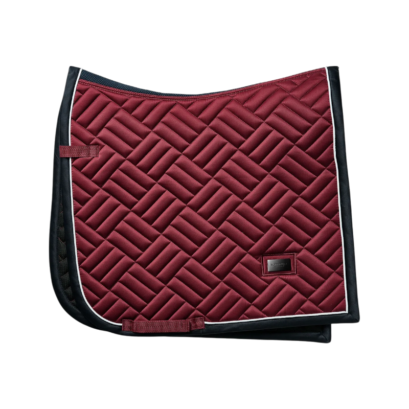 Equestrian Stockholm - Tapis de dressage Modern Luxe rouge foncé | - Ohlala