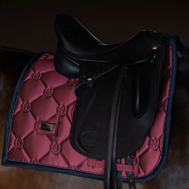 Equestrian Stockholm - Tapis de dressage Twill Luxe rouge foncé | - Ohlala
