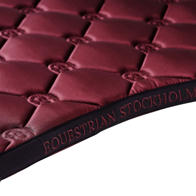 Equestrian Stockholm - Tapis de dressage Twill Luxe rouge foncé | - Ohlala