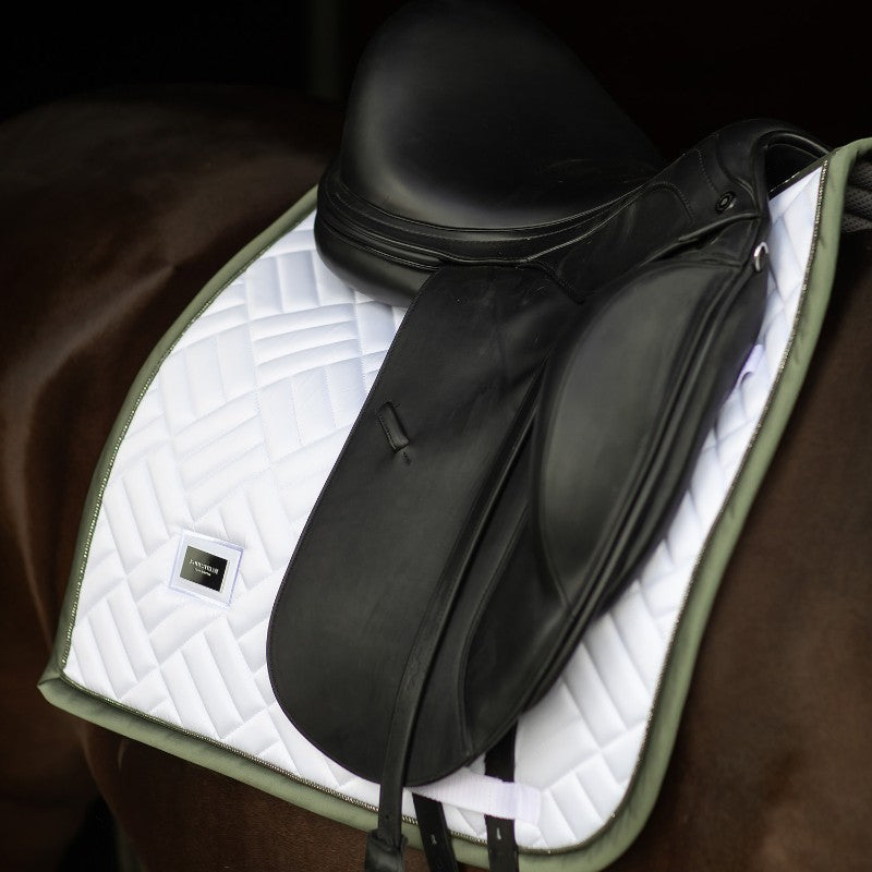 Equestrian Stockholm - Tapis de dressage Striking Valley Modern blanc | - Ohlala