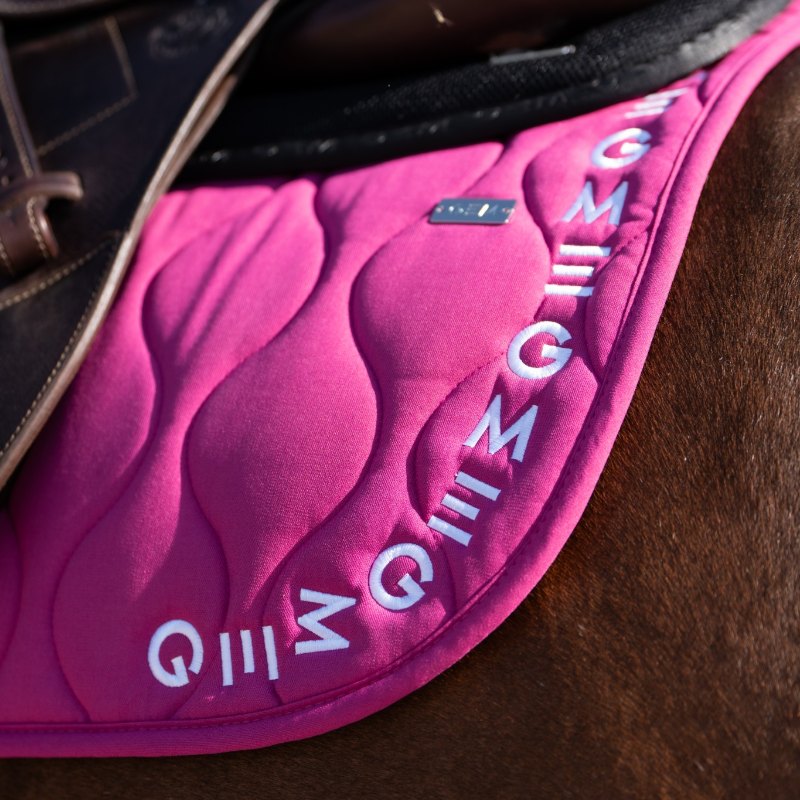 GEM - Tapis de selle Essentiel rose magenta/ logo blanc