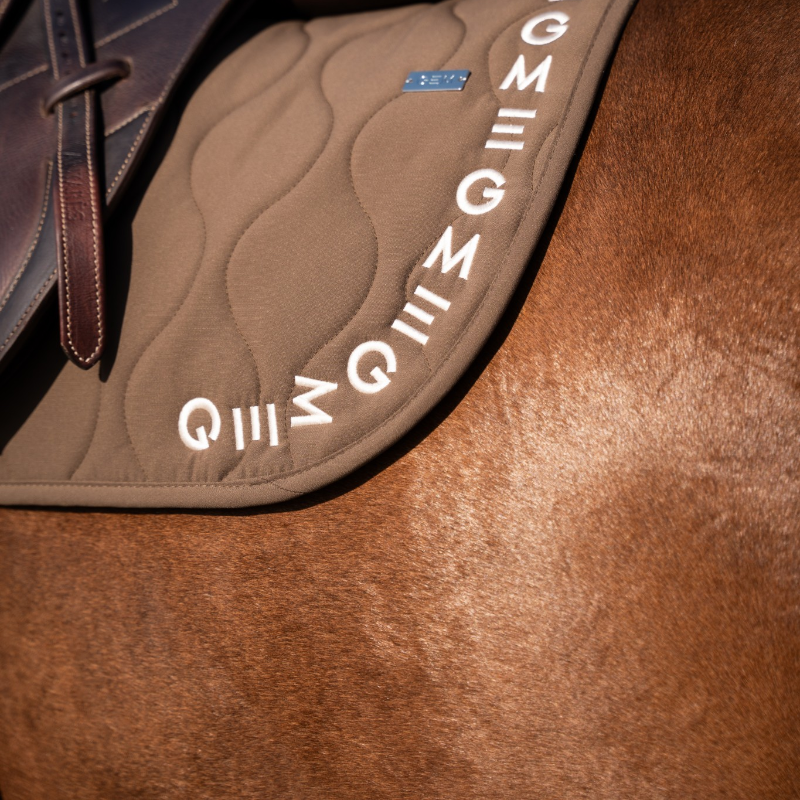 GEM - Tapis de selle Essentiel tiramisu/ logo écru