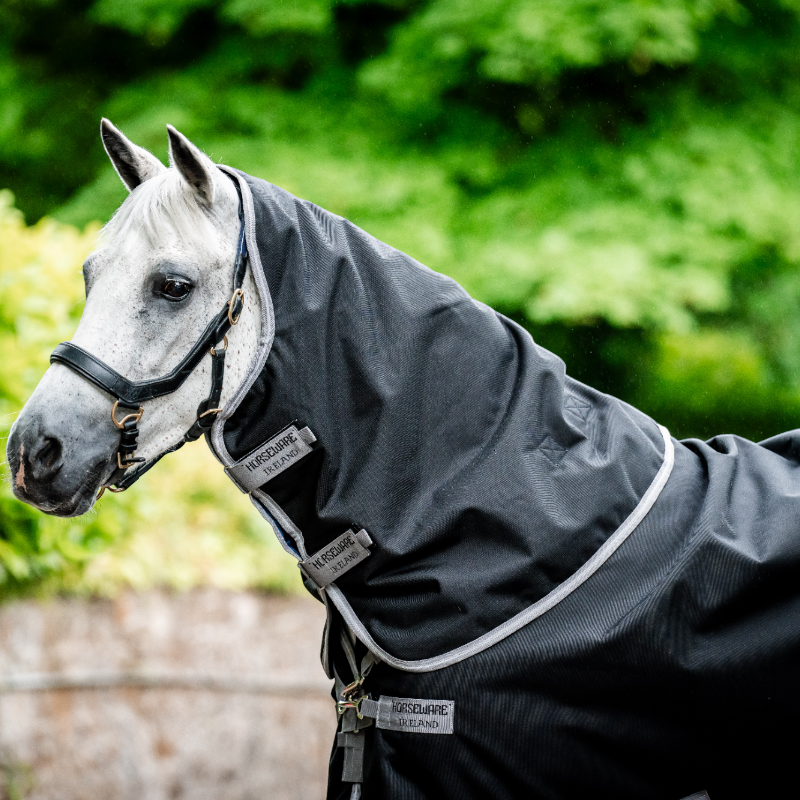Horseware - Couverture d'extérieur Amigo Bravo Plus Turnout noir/ titanium grey/ argent 50g | - Ohlala