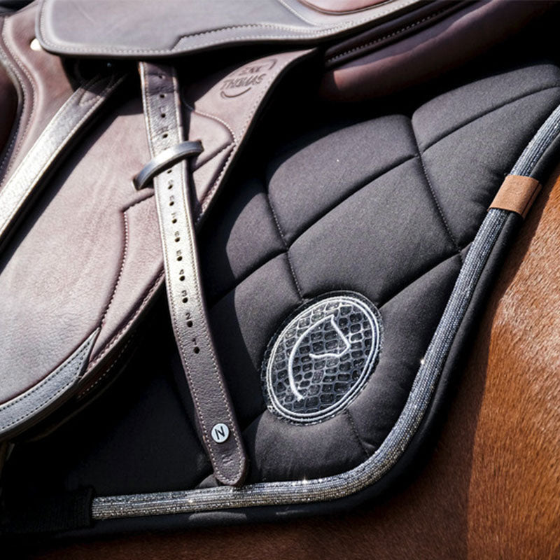 Equithème - Tapis de selle Badge 2.0 noir | - Ohlala