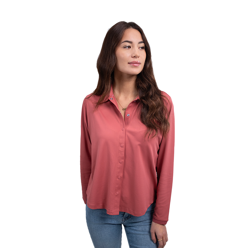 Femme en chemise à manches longues violette faisant du vélo sur la Femme en chemise à manches longues violette faisant du vélo sur la