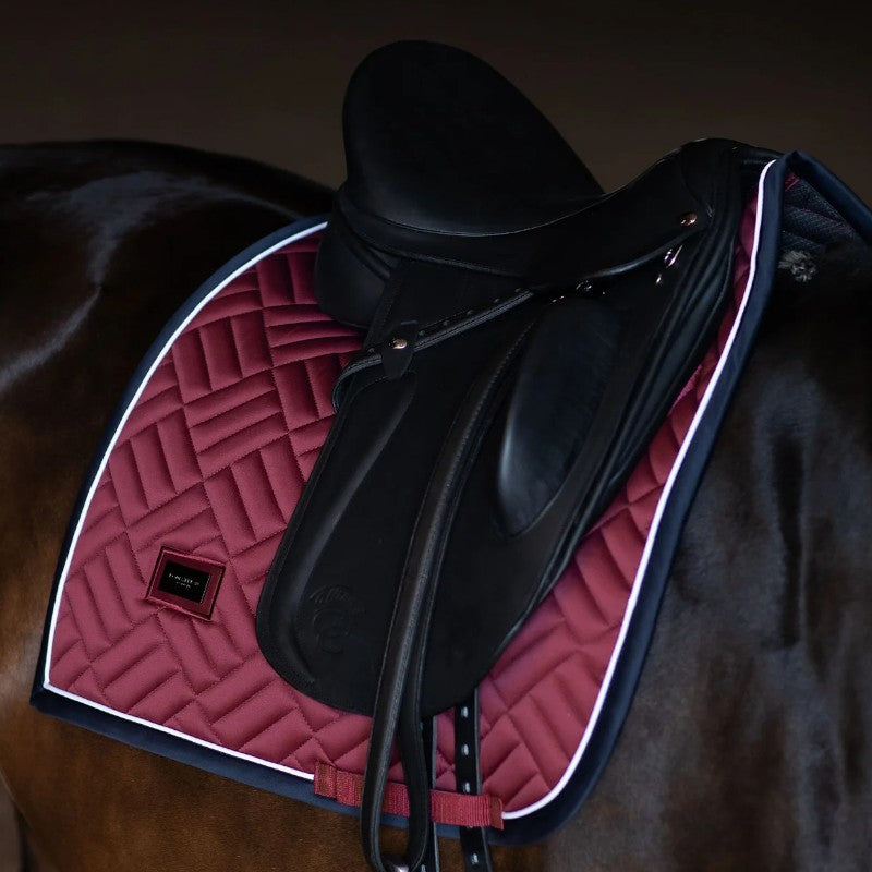 Equestrian Stockholm - Tapis de dressage Modern Luxe rouge foncé