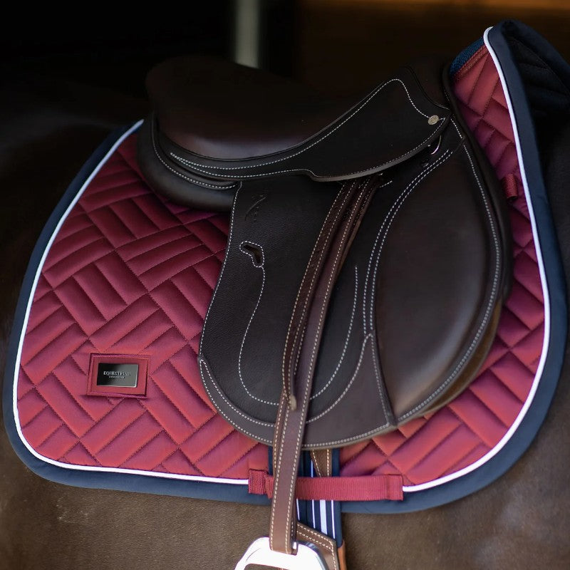 Equestrian Stockholm - Tapis de selle Modern Luxe rouge foncé