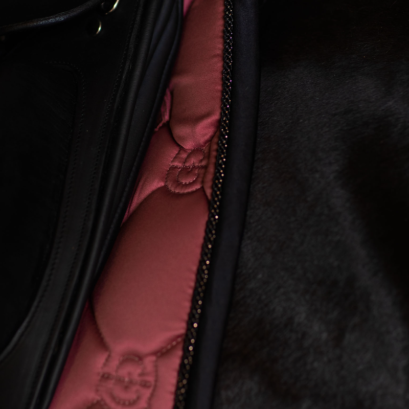Equestrian Stockholm - Tapis de dressage Soft rouge