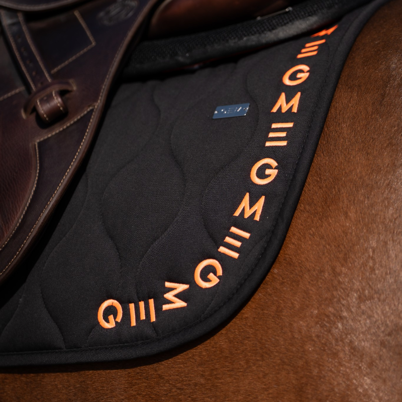 GEM - Tapis de selle Essentiel noir/ logo corail