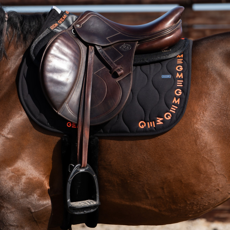Tapis de selle Essentiel noir/ logo corail - GEM