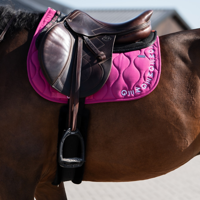 GEM - Tapis de selle Essentiel rose magenta/ logo blanc