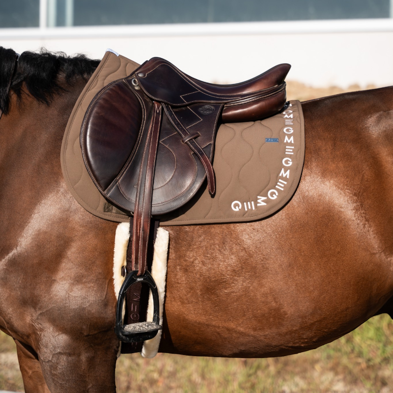 GEM - Tapis de selle Essentiel tiramisu/ logo écru