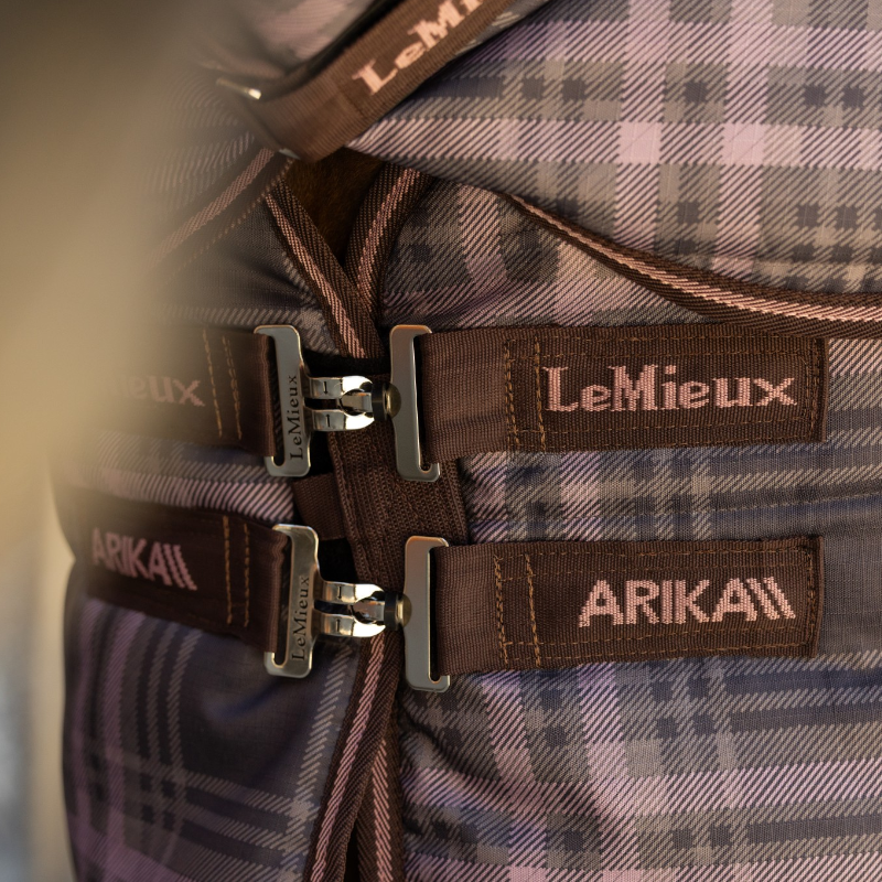 LeMieux - Couverture de box Arika Check avec couvre-cou cocoa 200g