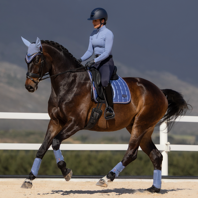 LeMieux - Tapis de dressage Loire Classic powder blue | - Ohlala
