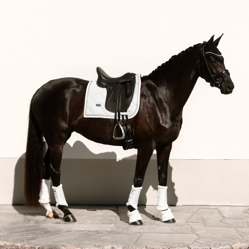 Equestrian Stockholm - Tapis de dressage Timeless White Glimmer blanc