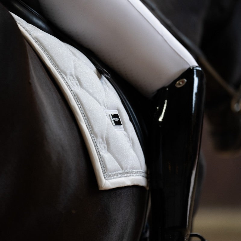 Equestrian Stockholm - Tapis de dressage Timeless White Glimmer blanc