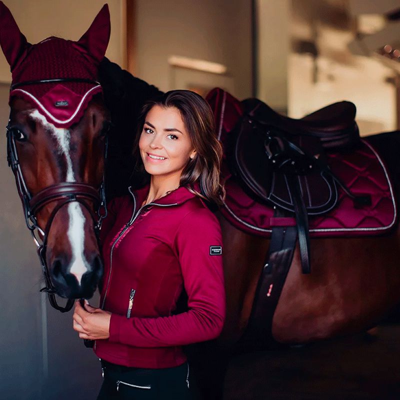 Tapis de dressage Line Bordeaux | Equestrian Stockholm Tapis de dressage Line Bordeaux | Equestrian Stockholm