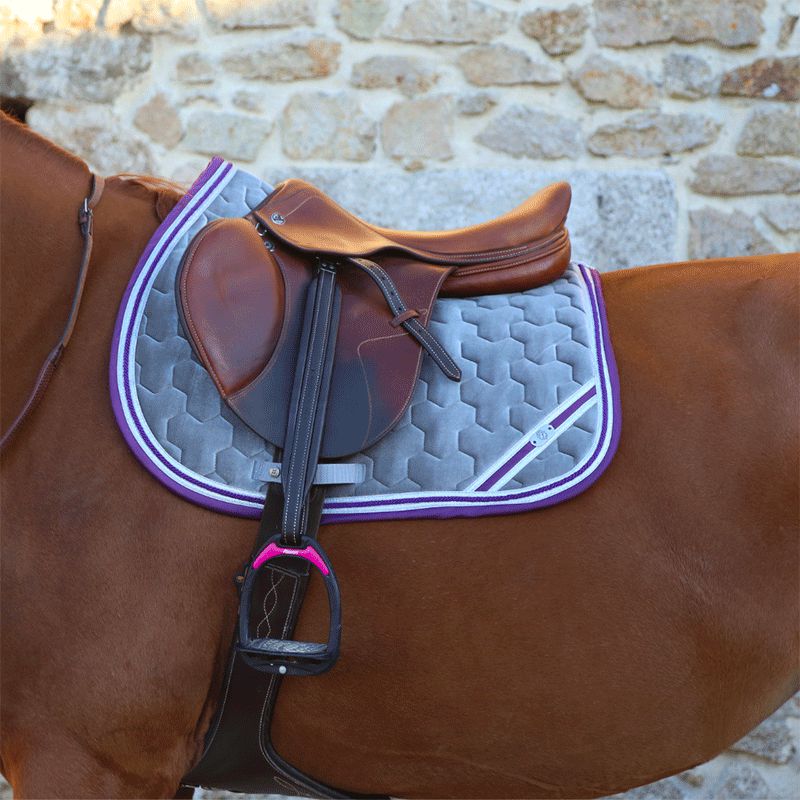 Les poneys de Zoé - Tapis de selle #Ponyboom gris perle/ violet