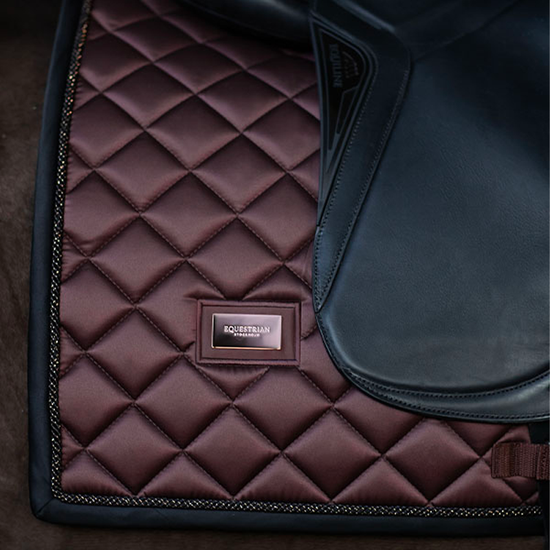 Equestrian Stockholm - Tapis de dressage Endless Glow marron | - Ohlala