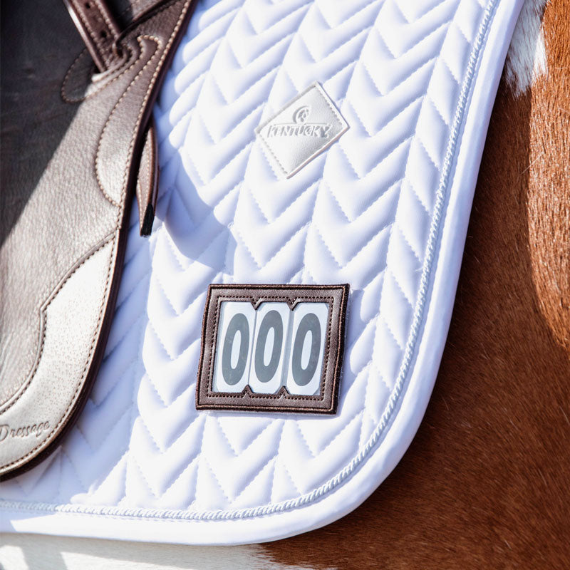 Kentucky Horsewear - Tapis de dressage fishbone blanc avec numéros | - Ohlala