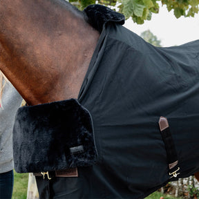 Kentucky Horsewear - Protection de poitrail en mouton noir | - Ohlala